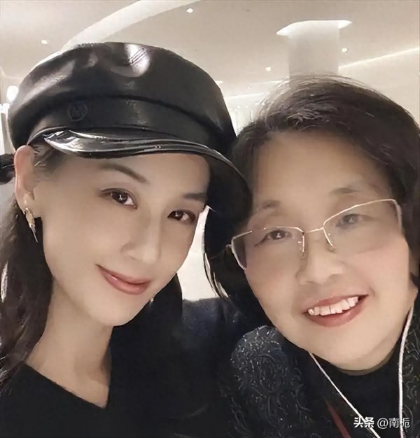 问道管理 黄圣依妈谈女儿婚姻：十年前江南旅行里那句\＂我天好美\＂成最大心结