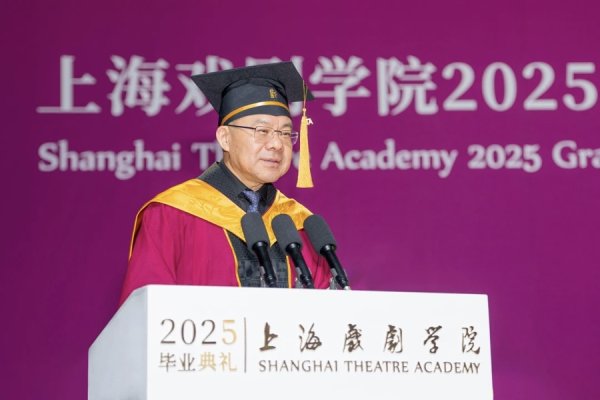 顺市配资 谁写发言稿？为何不送学位服？上戏院长黄昌勇解答点击百万的毕业典礼发言